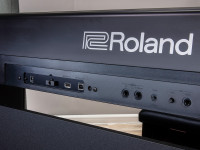 Roland FP-E50 BASIC STAND PACK com móvel original Roland KSFE50-BK incluído
